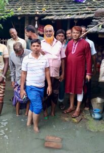 শার্শার বাগআঁচড়ায় বন্যায় ক্ষতিগ্রস্ত পরিবারের পাশে বিএনপি নেতা জাহাঙ্গীর হোসেন