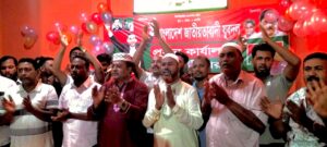 দক্ষিণ বঙ্গের বিএনপি নেতা অনিন্দ্য ইসলাম অমিতের জন্মদিনে বাগআঁচড়ায় কেক কেঁটে দোয়া অনুষ্ঠিত
