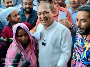 বাহাদুরপুরে লিফলেট বিতরণ ও গণসংযোগে করেন সাবেক এমপি মফিকুল হাসান তৃপ্তি