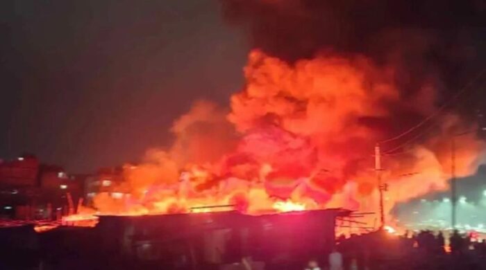 পানির সংকটে বাড়ছে উৎকণ্ঠা, কালশী বস্তির ভয়াবহ আগুন নিয়ন্ত্রণে ১৩ ইউনিট