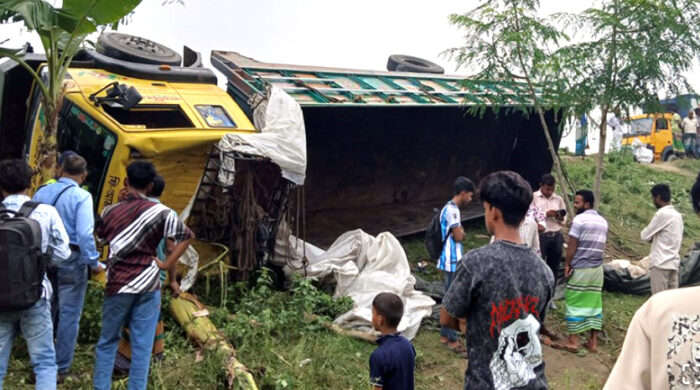 কালিহাতিতে রডবোঝাই ট্রাক উল্টে নিহত ১৫